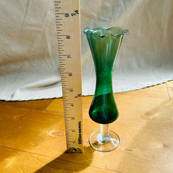 Vintage etched green bud vase - Picture 9 of 9